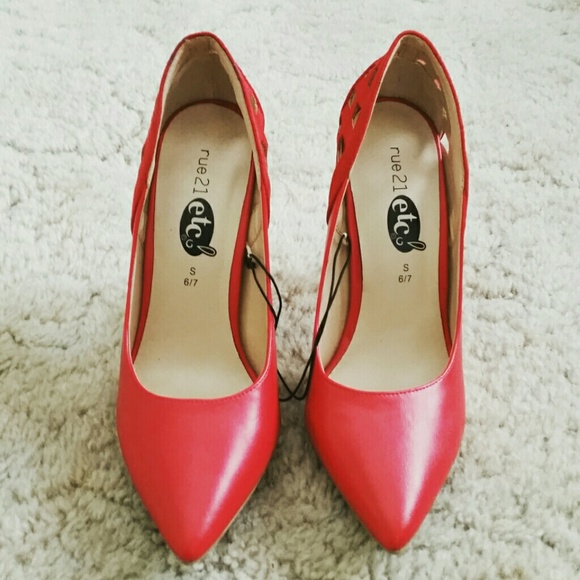 🔥Sexy Red pointed toe pump 🔥 - Picture 2 of 3