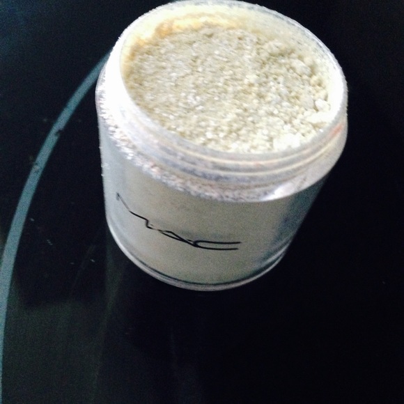 Mac pigment. Frozen white. Summer sensation