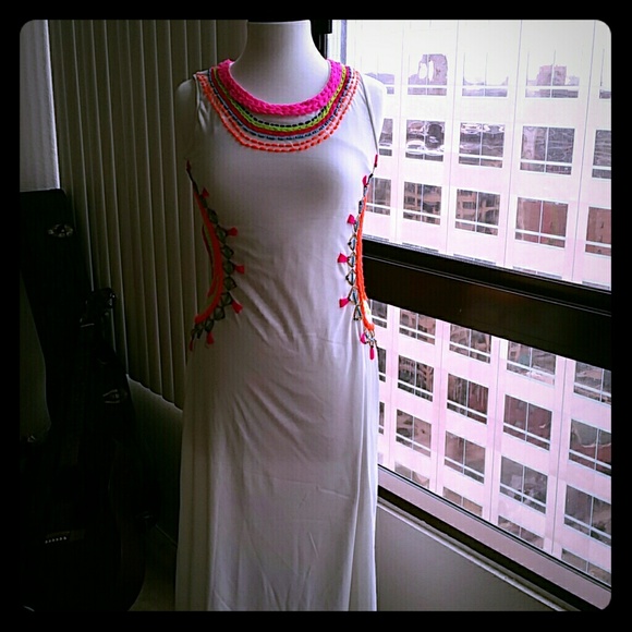 Beautiful dress hand embroidered - Picture 1 of 3