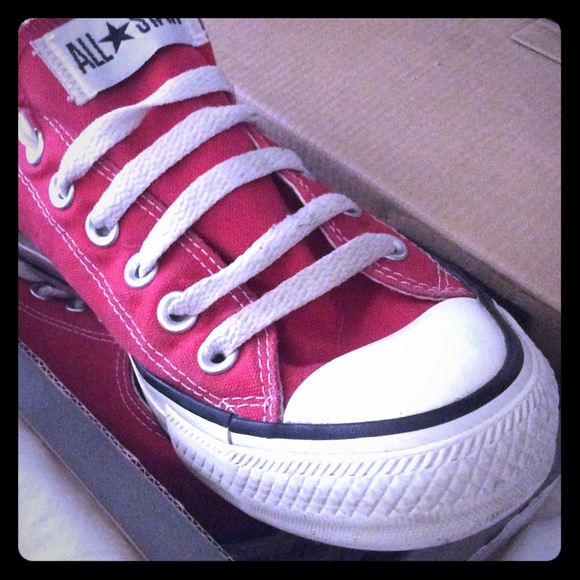RED CONVERSE LOW TOP