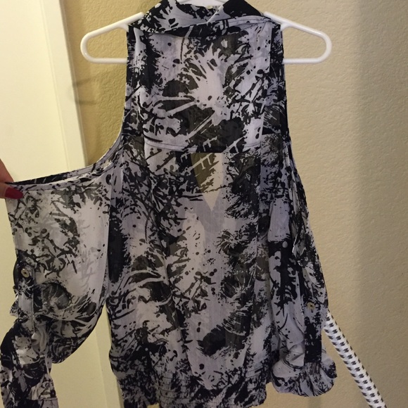 Deep V shoulder cut out top - Picture 4 of 4