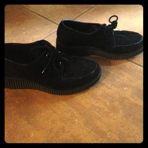 Black velvet creepers