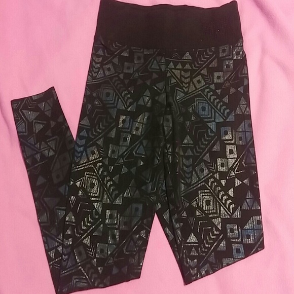 SOLD!!!! Aztec shiny VS PINK leggins