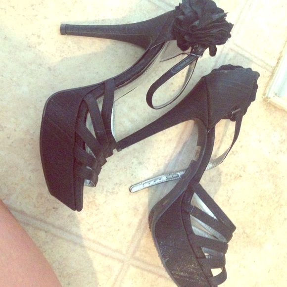 Gianni bini black heel with flower