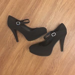 Basic black pumps