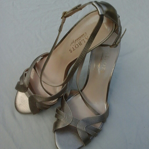 Stuning Talbots mini heelssize 7.5