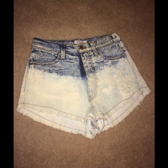 ✔️✔️VIBRANT M.I.U JEANS SHORTS. SIZE MEDIUM.