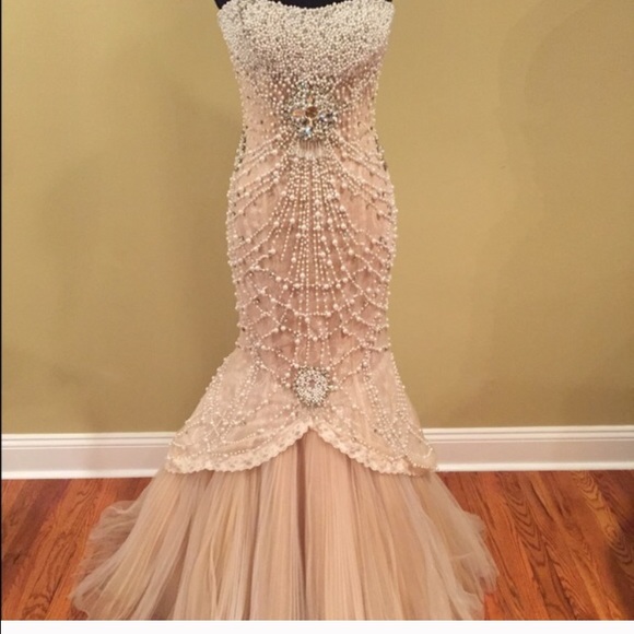 Wedding dress - Picture 2 of 4