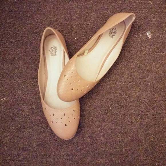 A tan pair of flats