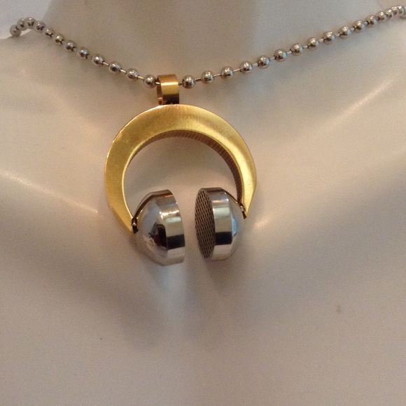 Jewelry - 🆕Headphones Pendant🎧🎶🎼