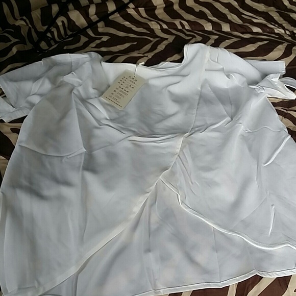 ❤️❤️SOLD ❤️❤️White Cut Out Top - Picture 4 of 4