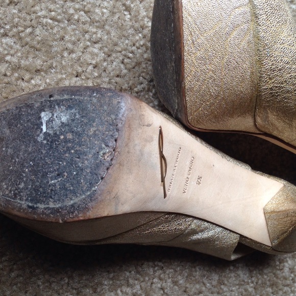 B Brian Atwood patent gold slingback pumps 7.5 - Picture 4 of 4