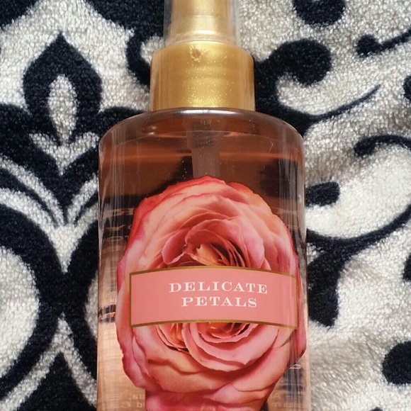 Delicate petals refreshing body mist