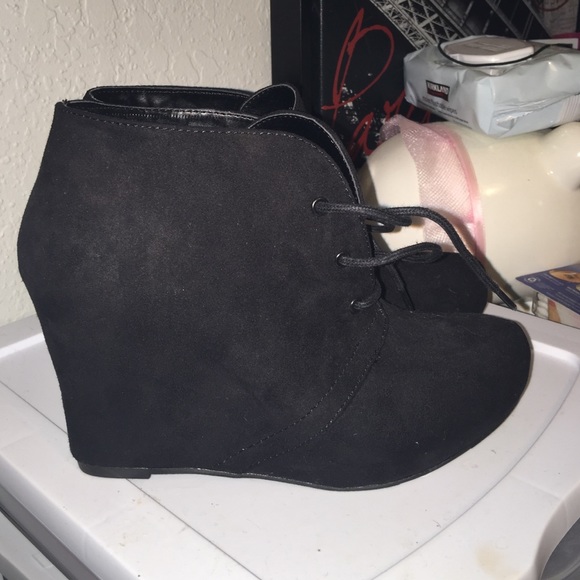 Black lace up wedge bootie👢
