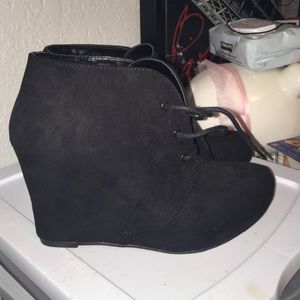 Black lace up wedge bootie👢