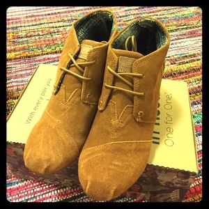 TOMS 6.5 DESERT WEDGES LACE UP SUEDE BOOTIES BROWN