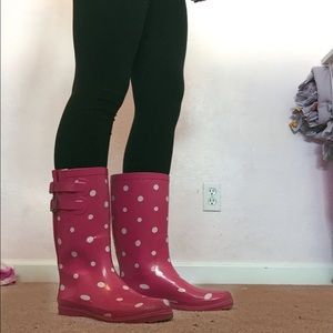 Pink and white polka dot rainboots!