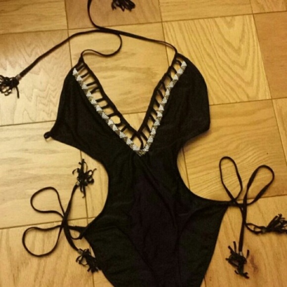 Cut out black monokini