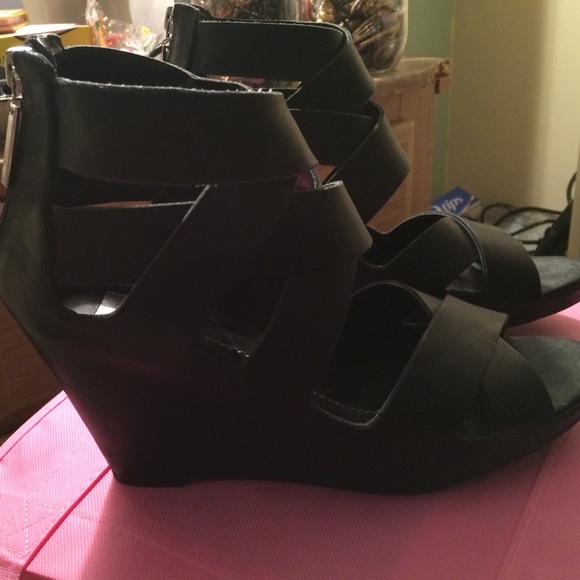 Black dolce vita wedge strappy shoe sz 7 Pali
