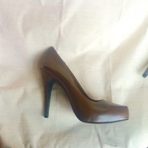 BROWN PUMPS