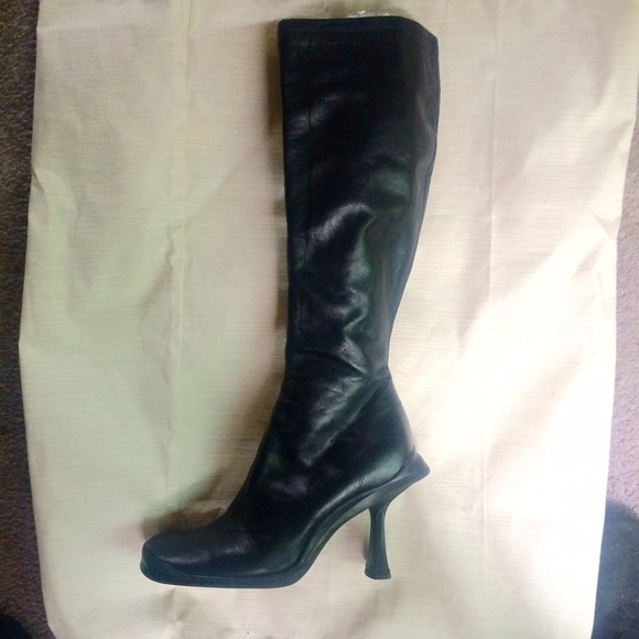 TALL 100% LEATHER BLACK BOOT BY ALDO