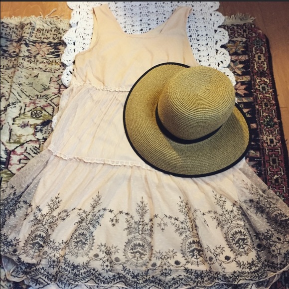 *SOLD* Pale pink lace dress M