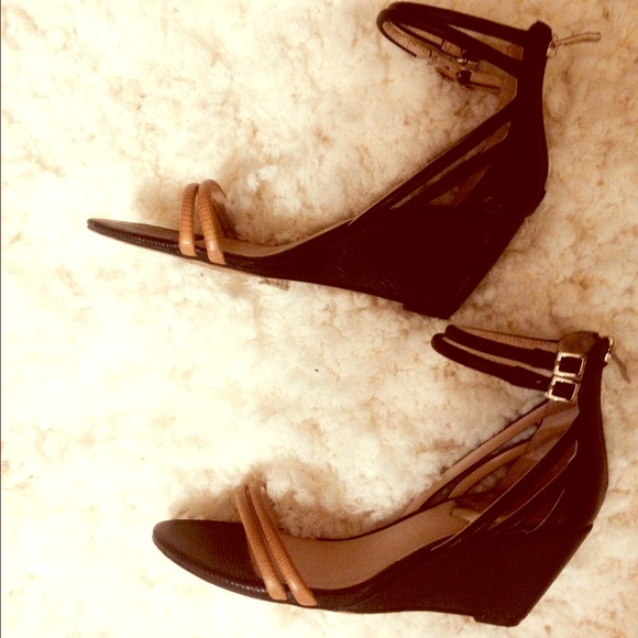 Vince Camuto Shoes - ❌sold❌ Vince Camuto leather wedge sandal size 8💕