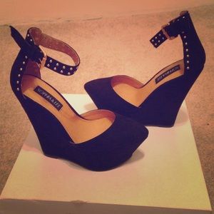 Super cute strappy wedges