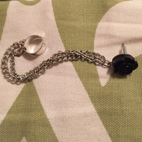 Black Rose Ear Cuff ⚫️