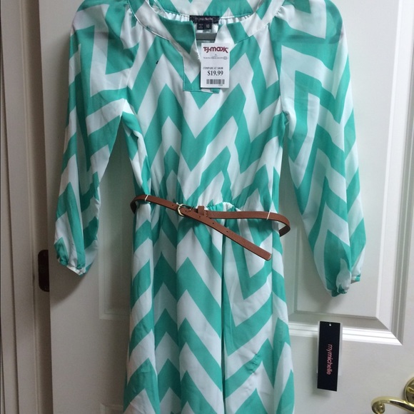 Chevron dress, fits like a size small. I'm a 00-0