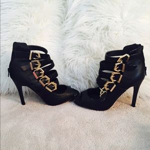 Black buckle up shoe!!!