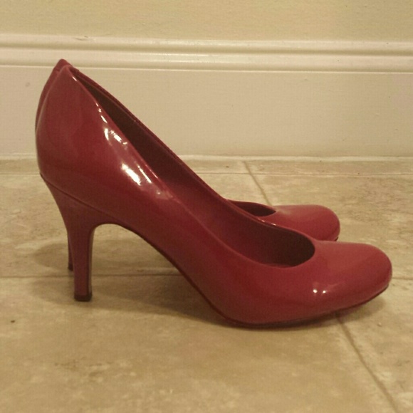 Red pumps - Picture 3 of 4