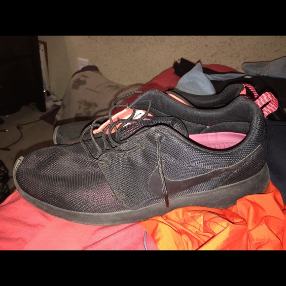 Pink and black nike roshe runs