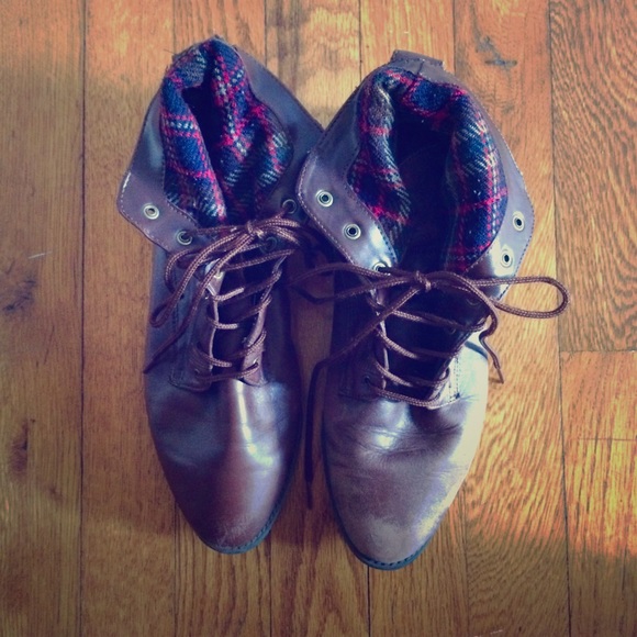 Short combat boots. Flannel inside.