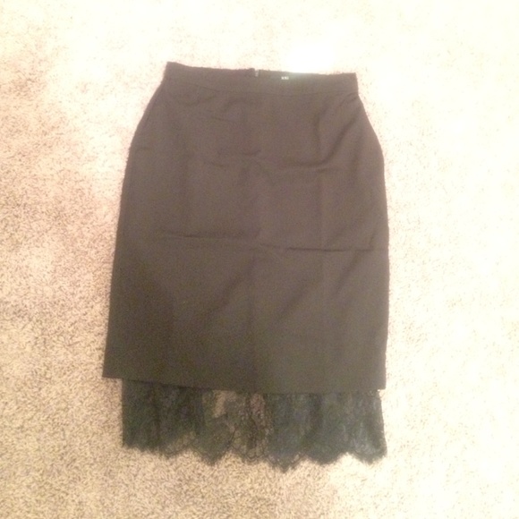 Pencil skirt with lace peek