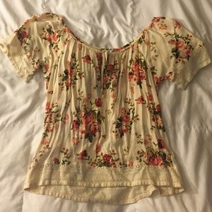 Flower pattern top with lace trim