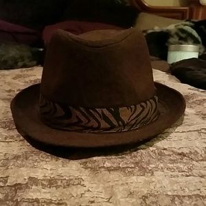 Brown fedora with tiger print band