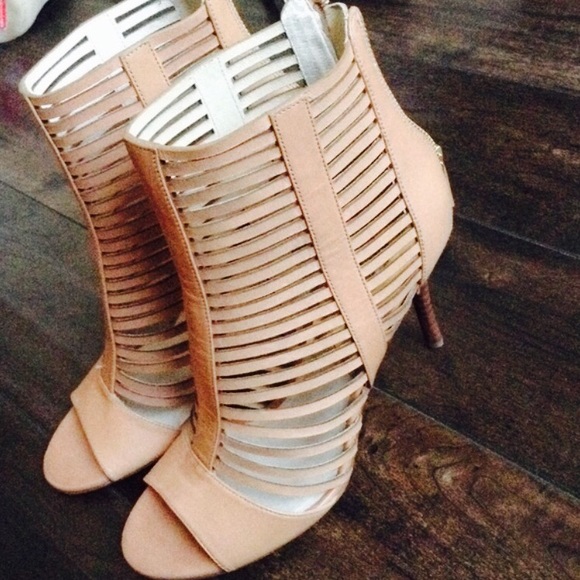 ❌❌SOLD❌❌Amazing MK tan heels - Picture 2 of 4