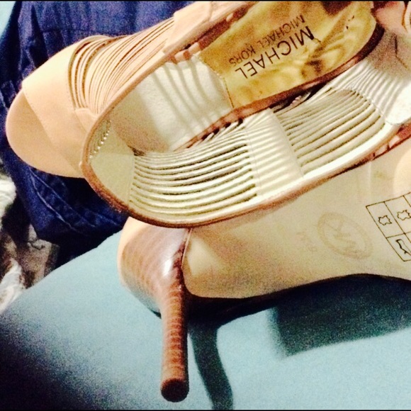 ❌❌SOLD❌❌Amazing MK tan heels - Picture 4 of 4