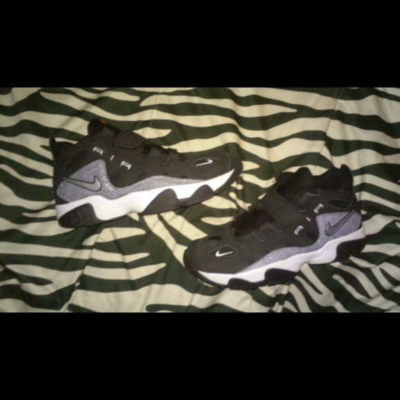 Nikes - Picture 3 of 4