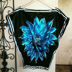 Cute turquoise flower top!