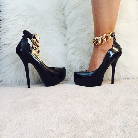Black pump with gold chain ankle!!!
