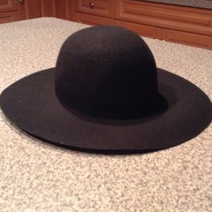 Black Wide Brim Hat. Perfect for Fall/Winter!