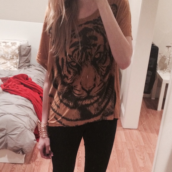 Tops - BOGO ITEM Tiger face tshirt