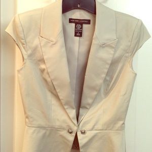 Short sleeve tan suit jacket.