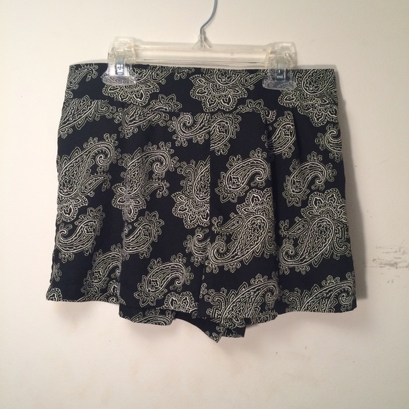 Black and white Charlotte Rouse Shorts - Picture 1 of 3