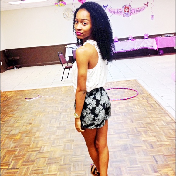 Black and white Charlotte Rouse Shorts - Picture 3 of 3