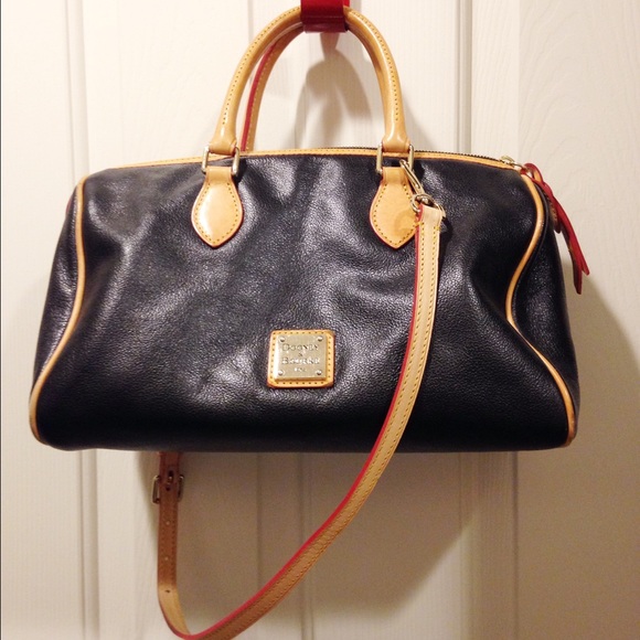 100% authentic- Dooney & Bourke barrel/doctors Bag