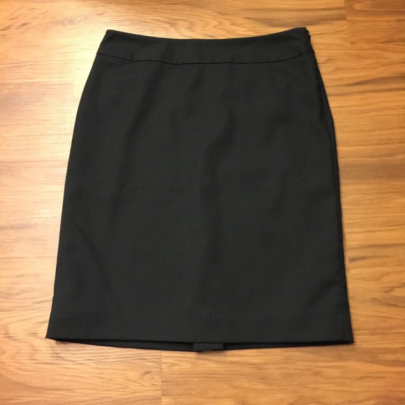 Banana republic skirt. 4p. Side zip.