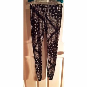 SEE YOU MONDAY! BANDANA PRINT LEGGINGS!